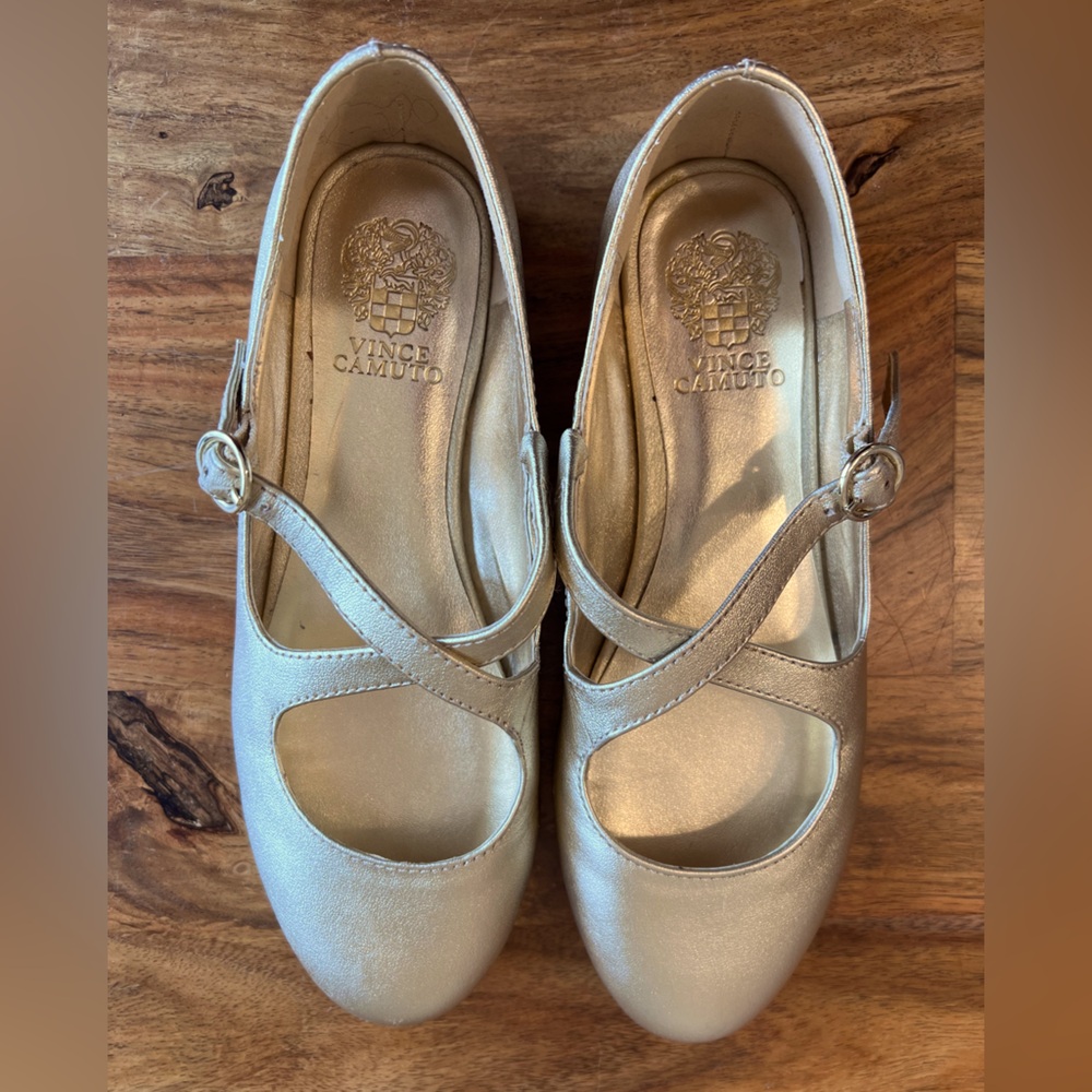 Vince Camuto girls gold metallic shoes,          Size 2, barely worn.